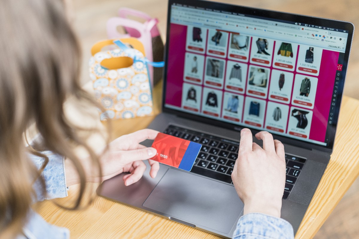 Trying on clothes and accessories online – is this the future of online shopping?
