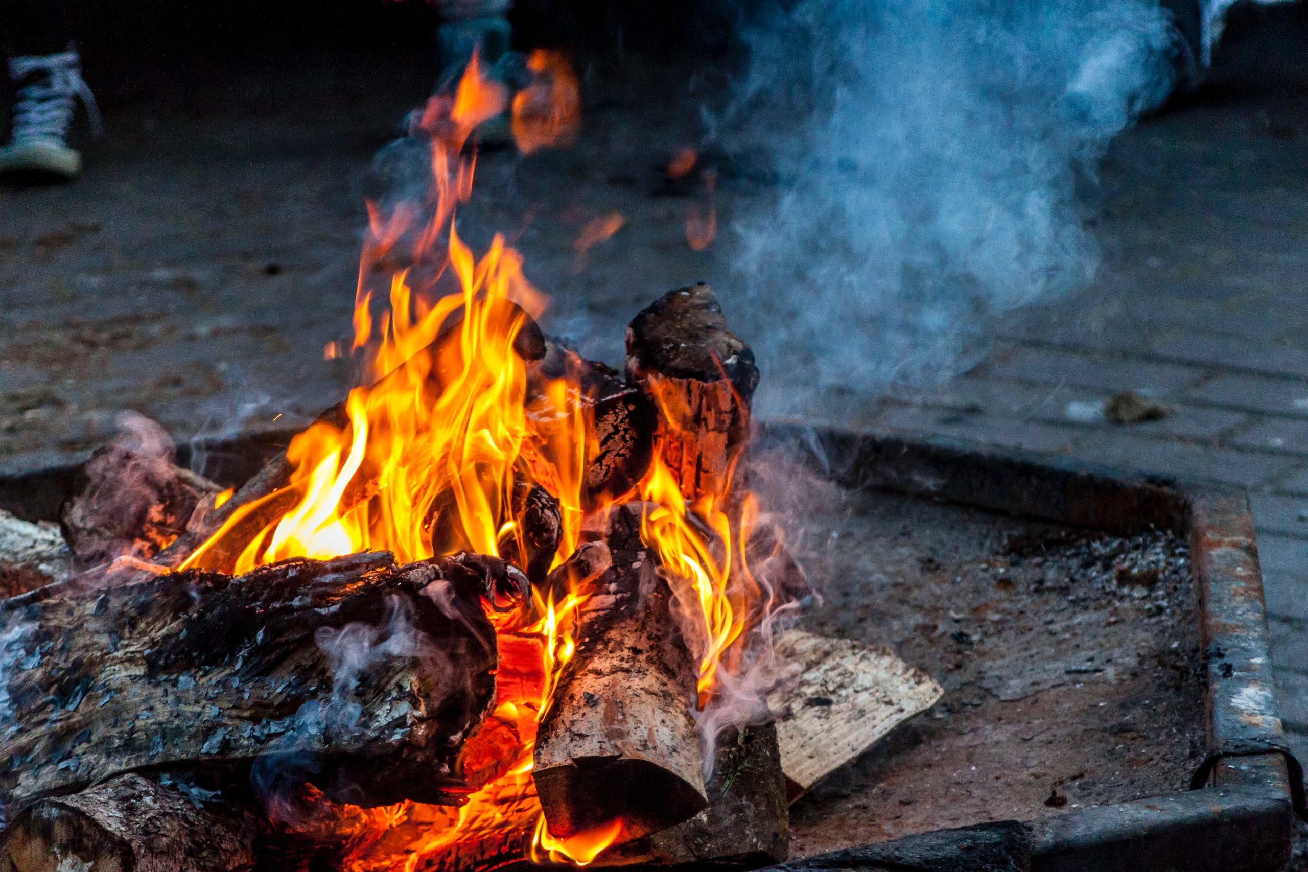 How to Create the Perfect Bonfire Pit in Your Backyard